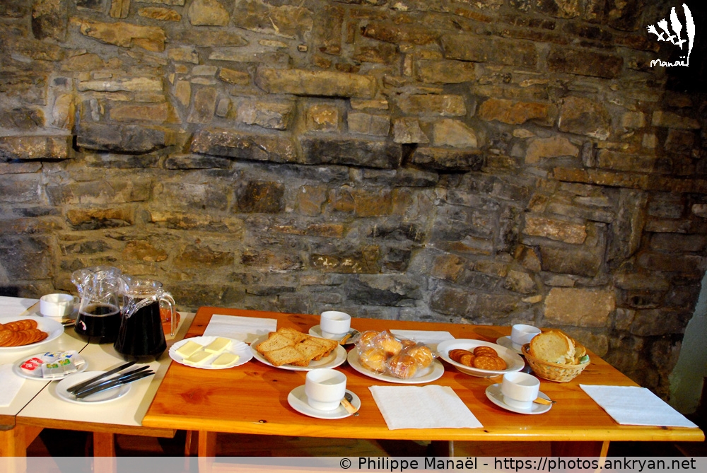 Table petit-déjeuner, auberge Treserols, Bestué (Cirques et Canyons du Mont Perdu / Espagne / Huesca - ES) © Philippe Manaël