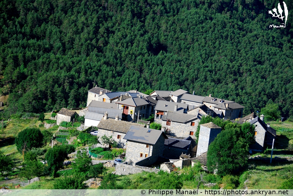 Village perché, Nerín (Cirques et Canyons du Mont Perdu / Espagne / Huesca - ES) © Philippe Manaël