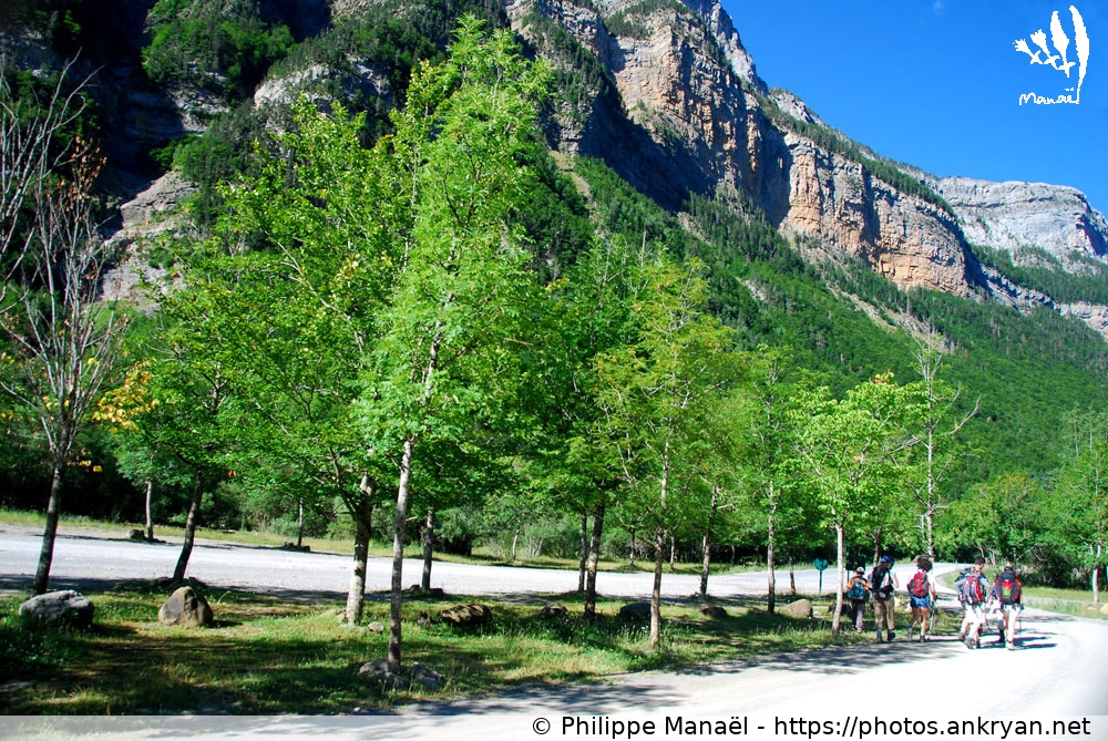 Route d'accès au Parc National d'Ordesa (Cirques et Canyons du Mont Perdu / Espagne / Aragon - ES) © Philippe Manaël