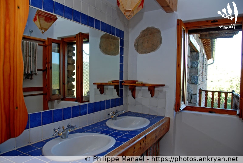 Refuge San Urbez de Nocito, salle de bains (Sierra de Guara, au pays des canyons / Espagne / Huesca - ES) © Philippe Manaël