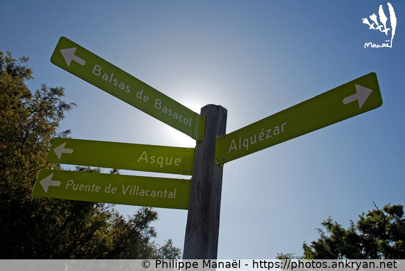 Panneau directionnel, Alquézar (Sierra de Guara, au pays des canyons / Espagne / Huesca - ES) © Philippe Manaël