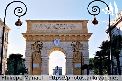 Montpellier : Porte du Peyrou (Au long du Golfe d'Aigues-Mortes / Trekking / France / Hérault - FR-34) © Philippe Manaël