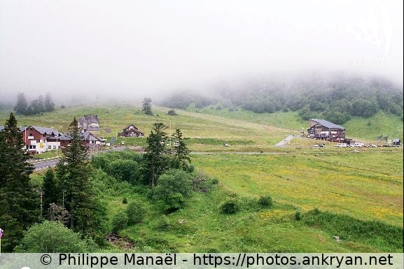 Station du Mont-Dore sous la brume, 1 (Auvergne, au pays des volcans / Trekking / France / Auvergne - FR-63) © Philippe Manaël