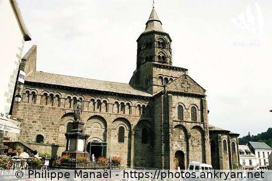 Basilique Notre-Dame d'Orcival (Auvergne, au pays des volcans / Trekking / France / Auvergne - FR-63) © Philippe Manaël