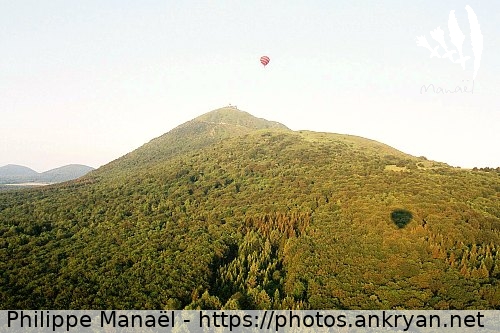 Vol en ballon, survol du Puy de Pariou (Auvergne, au pays des volcans / Trekking / France) © Philippe Manaël