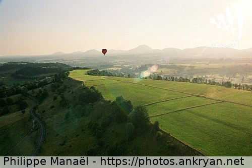 Vol en ballon, paysage auvergnat 9 (Auvergne, au pays des volcans / Trekking / France) © Philippe Manaël