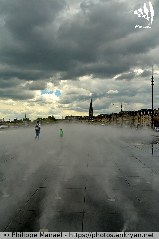 Miroir d'eau : effet brouillard (Bordeaux / Ville / France / Gironde - FR-33) © Philippe Manaël