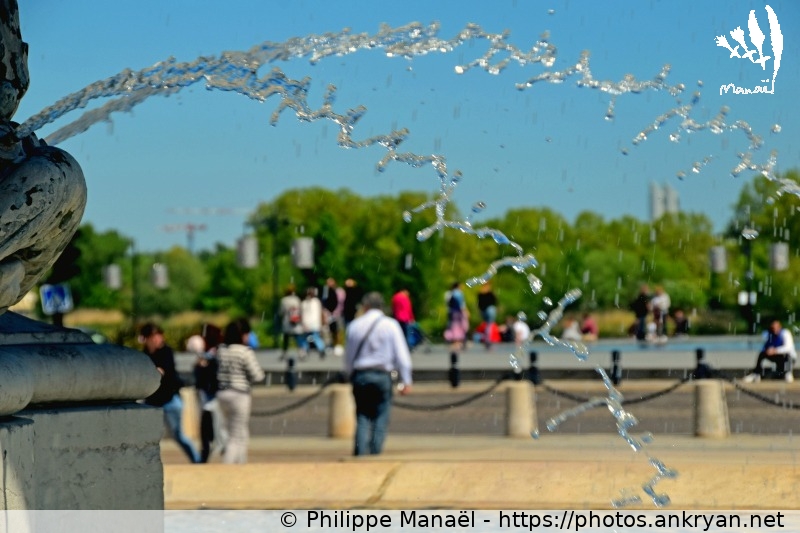 Fontaine des Trois Grâces : quais en transparence (Bordeaux / Ville / France / Gironde - FR-33) © Philippe Manaël