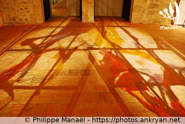 Exposition de vitraux : ombres portées (Chartres / Ville / France / Eure-et-Loir - FR-28) © Philippe Manaël