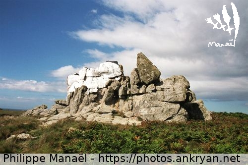 Amer : rocher peint en blanc (Ile d'Ouessant / Ile / France / Bretagne - FR-29) © Philippe Manaël