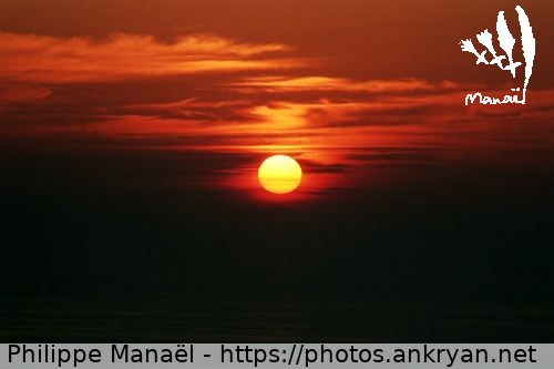 Soleil levant. Pointe de Penn Arlan (Ile d'Ouessant / Ile / France / Bretagne - FR-29) © Philippe Manaël