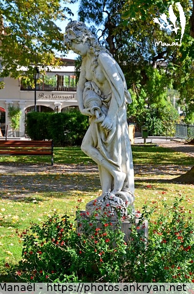 Statue d'été du jardin public (L'Isle-sur-la-Sorgue / Ville / France / Vaucluse - FR-84) © Philippe Manaël