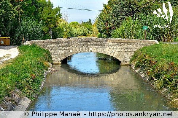 Canal de Carprentras, pont en pierre (L'Isle-sur-la-Sorgue / Ville / France) © Philippe Manaël