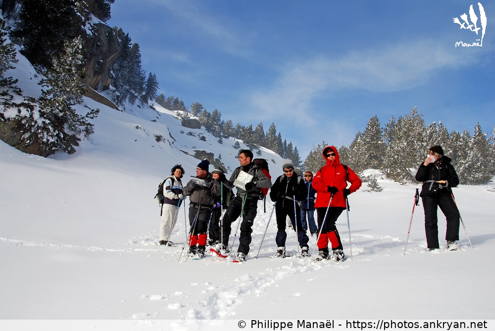 Groupe de randonneurs dans la neige (La Bollosa, petit Canada pyrénéen / Trekking / France) © Philippe Manaël