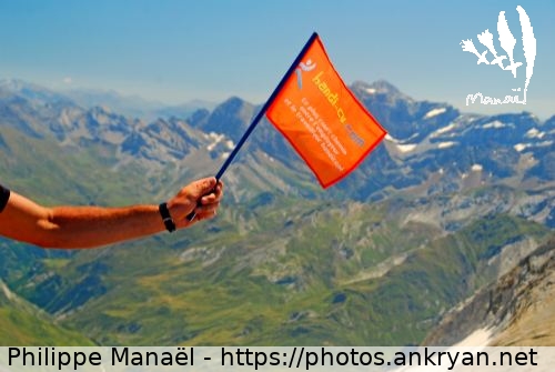 Fanion Handi-cv.com (Vignemale, seigneur des Pyrénées / Trekking / France / Midi-Pyrénées - FR-65) © Philippe Manaël
