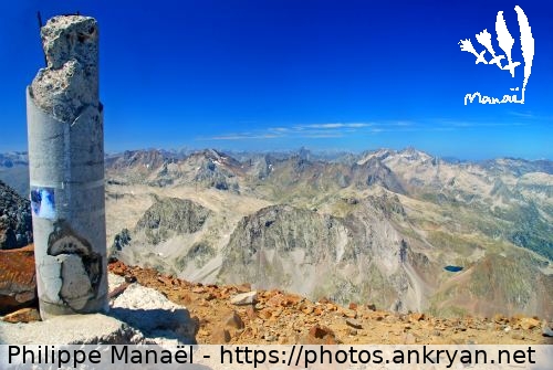 Signal au sommet (Vignemale, seigneur des Pyrénées / Trekking / France / Midi-Pyrénées - FR-65) © Philippe Manaël