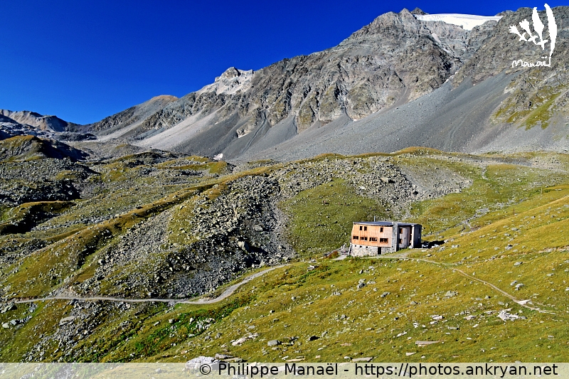 Refuge de Péclet-Polset sous le glacier de Gébroulaz (Les Balcons de la Vanoise / Trekking / France / Savoie - FR-73) © Philippe Manaël