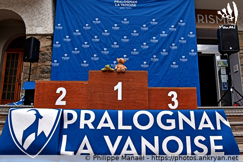 Duo Solidaire en haut du podium (Les Balcons de la Vanoise / Trekking / France / Savoie - FR-73) © Philippe Manaël