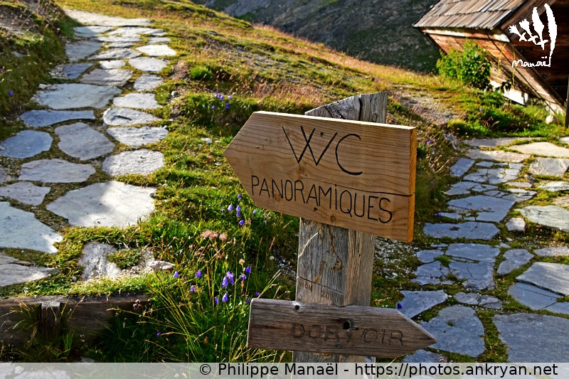 Refuge de la Valette, WC panoramiques (Les Hauts de la Vanoise / Trekking / France / Savoie - FR-73) © Philippe Manaël
