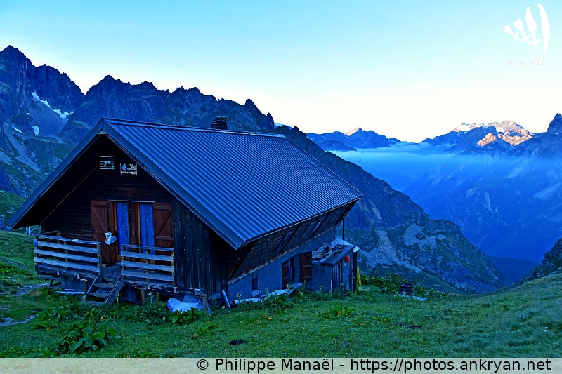 Soleil levant : refuge du Grand Bec (Les Hauts de la Vanoise / Trekking / France / Savoie - FR-73) © Philippe Manaël