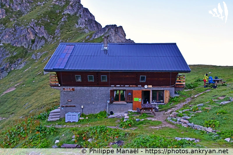 Refuge du Grand Bec au petit matin (Les Hauts de la Vanoise / Trekking / France / Savoie - FR-73) © Philippe Manaël