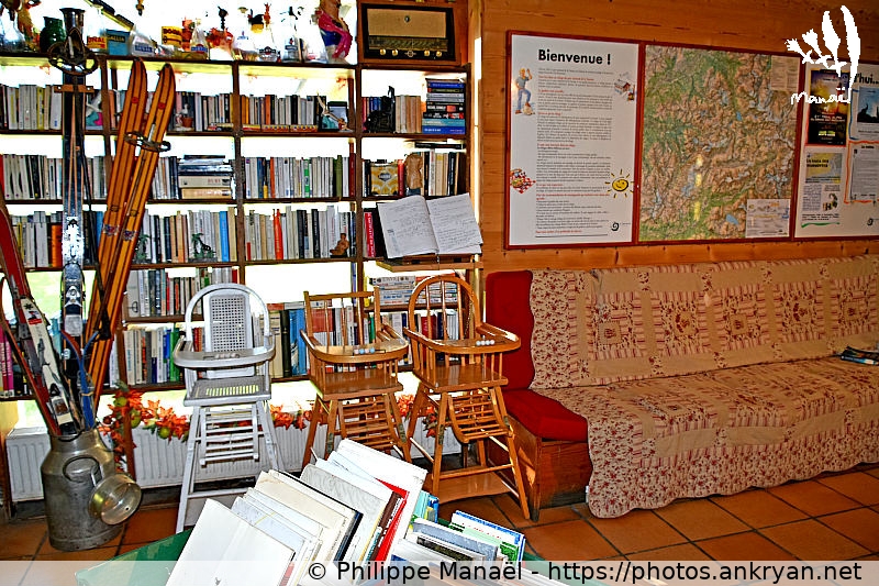 Refuge du Bois, coin détente : bibliothèque (Les Hauts de la Vanoise / Trekking / France / Savoie - FR-73) © Philippe Manaël