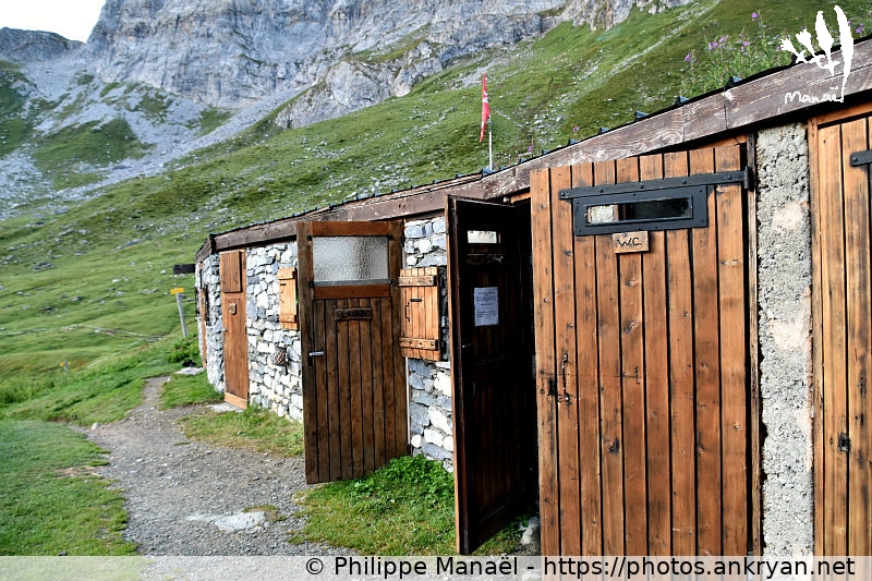 Refuge d'Entre le Lac, WC extérieur (Les Hauts de la Vanoise / Trekking / France / Savoie - FR-73) © Philippe Manaël