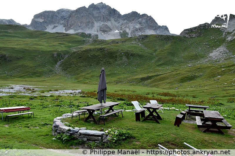 Refuge d'Entre le Lac, Plan de la Grassaz (Les Hauts de la Vanoise / Trekking / France / Savoie - FR-73) © Philippe Manaël