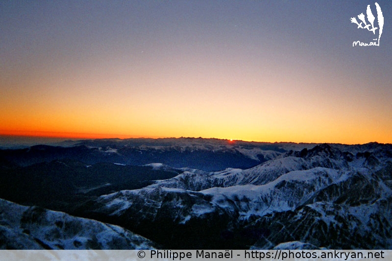 Pic du Midi : soleil levant, aurore (Les Pyrénées, en route pour les étoiles / Trekking / France / Midi-Pyrénées - FR-65) © Philippe Manaël