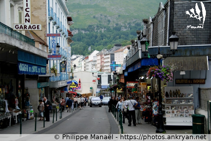Rue de la Grotte (Lourdes / Ville / France / Hautes-Pyrénées - FR-65) © Philippe Manaël