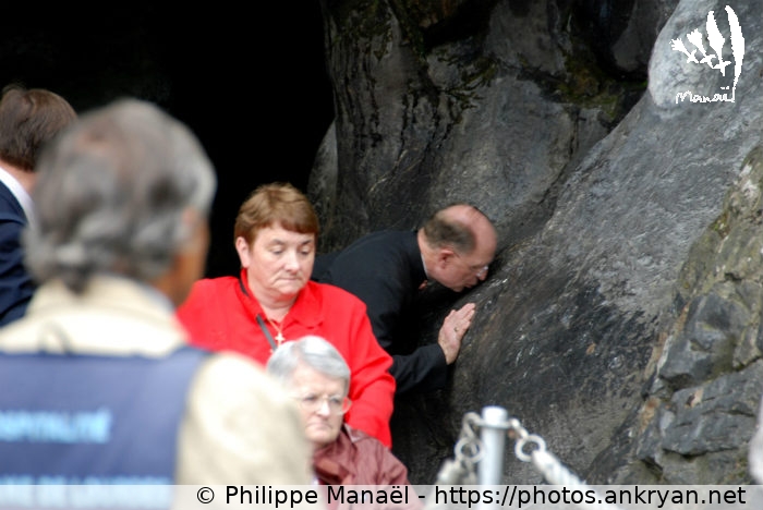 Grotte de Massabielle : baiser (Lourdes / Ville / France / Hautes-Pyrénées - FR-65) © Philippe Manaël