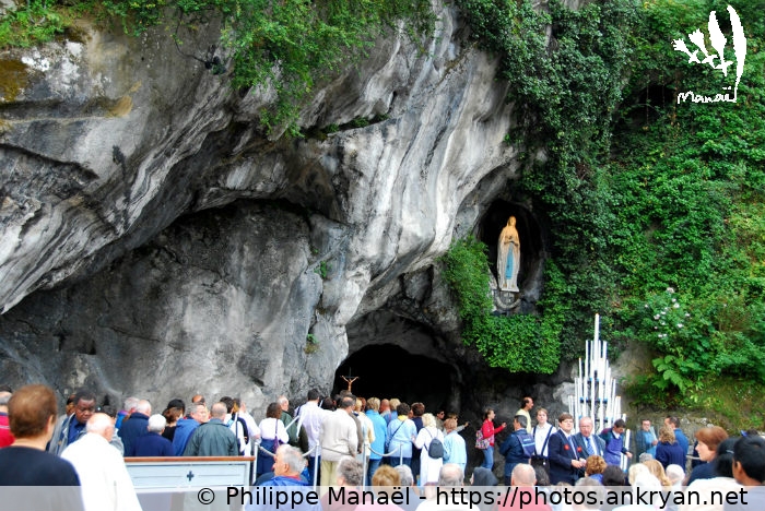 Grotte de Massabielle : foule immense (Lourdes / Ville / France / Hautes-Pyrénées - FR-65) © Philippe Manaël