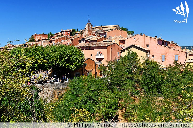 Village perché de Roussillon (Massif des Ocres du Luberon / Trekking / France / Vaucluse - FR-84) © Philippe Manaël