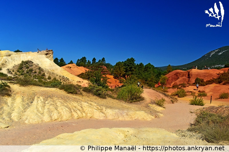 Dunes du Colorado provençal de Rustrel (Massif des Ocres du Luberon / Trekking / France / Vaucluse - FR-84) © Philippe Manaël