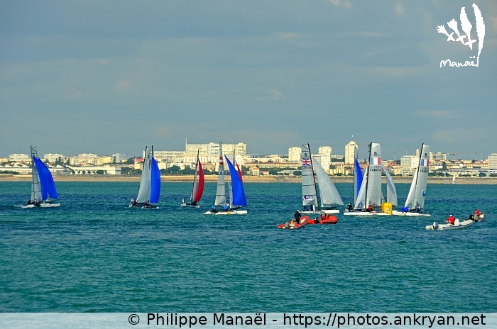 Compétition de voile (Phases finales des régates rochelaises / Sortie en mer / France) © Philippe Manaël