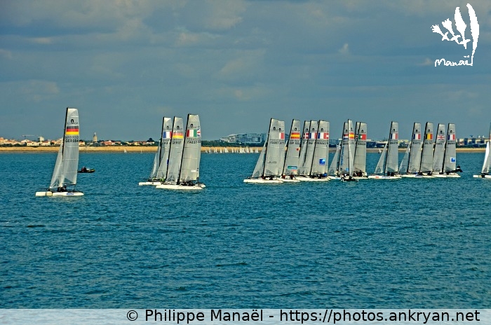 Sur la ligne de départ (Phases finales des régates rochelaises / Sortie en mer / France) © Philippe Manaël