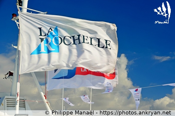 Drapeau flottant au vent (Phases finales des régates rochelaises / Sortie en mer / France) © Philippe Manaël