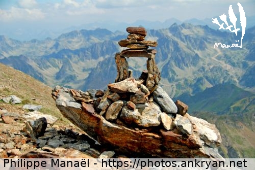 Cairn sur la chaîne des Pyrénées (Pyrénées : Pic du Midi de Bigorre / Balade / France / Midi-Pyrénées - FR-65) © Philippe Manaël