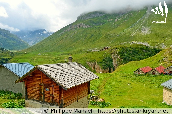 Chalets et alpage de Montaimont (Savoie : Pralognan, Les Prioux / Balade / France / Savoie - FR-73) © Philippe Manaël