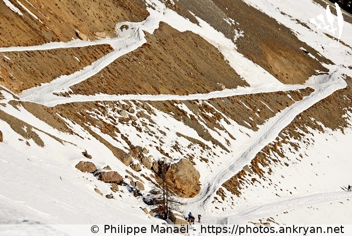 Piste en lacets, chemin de Clapeyto (Queyras, nouvel an à Molines / Trekking / France / Hautes-Alpes - FR-05) © Philippe Manaël