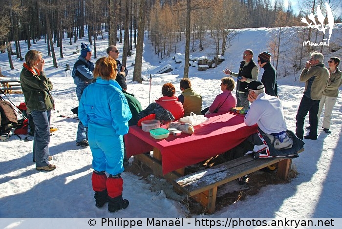 Déjeuner au lac de Roue (Queyras, nouvel an à Molines / Trekking / France / Hautes-Alpes - FR-05) © Philippe Manaël