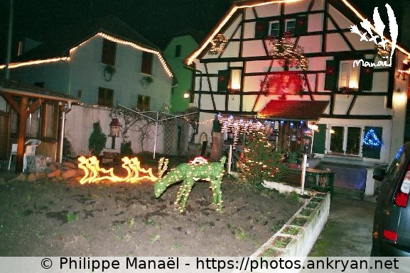 Décorations de Noël, Châtenois (Alsace Médiévale : Réveillon de l'an / Trekking / France / Alsace - FR-67) © Philippe Manaël