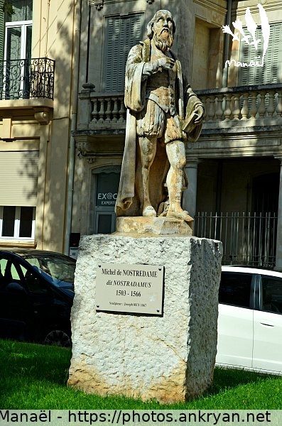 Statue de Nostradamus (Salon-de-Provence / Ville / France / Bouches-du-Rhône - FR-13) © Philippe Manaël