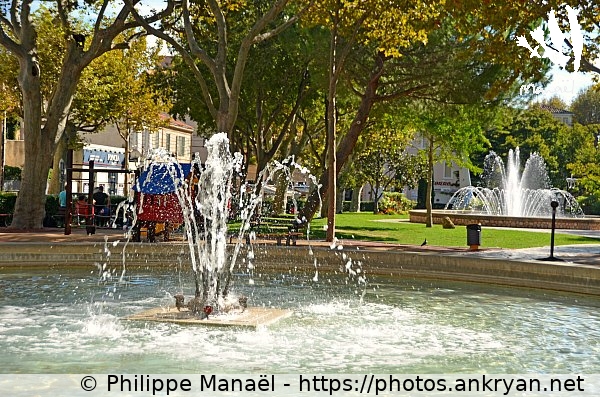 Fontaine à jets, place du Général de Gaulle (Salon-de-Provence / Ville / France / Bouches-du-Rhône - FR-13) © Philippe Manaël