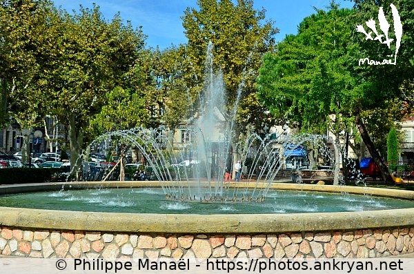Fontaine à jets, place Général de Gaulle (Salon-de-Provence / Ville / France / Bouches-du-Rhône - FR-13) © Philippe Manaël