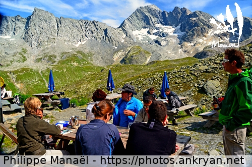 Terrasse, refuge Péclet-Polset (Tour des Glaciers de la Vanoise / Trekking / France / Savoie - FR-73) © Philippe Manaël