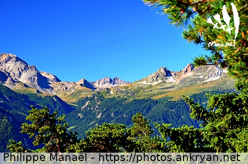 Fenêtre sur le Massif des Cerces (Tour des Glaciers de la Vanoise / Trekking / France) © Philippe Manaël