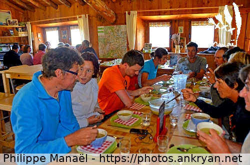 Refuge de l'Arpont, dîner (Tour des Glaciers de la Vanoise / Trekking / France / Savoie - FR-73) © Philippe Manaël
