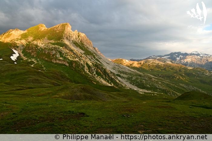 Soleil levant sur l'Aiguille des Aimes (Traversée de la Vanoise / Trekking / France / Savoie - FR-73) © Philippe Manaël