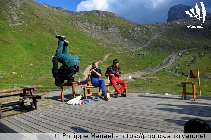 Spectacle à dos, refuge du Col du Palet 02 (Traversée de la Vanoise / Trekking / France / Savoie - FR-73) © Philippe Manaël